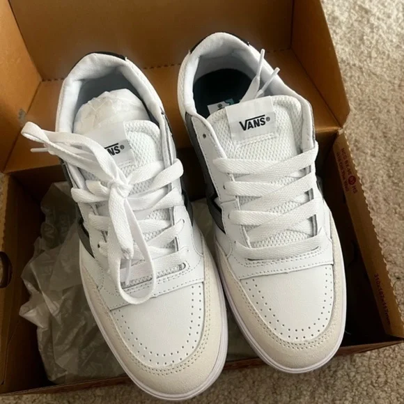 New vans Women’s - Picture 1 of 4